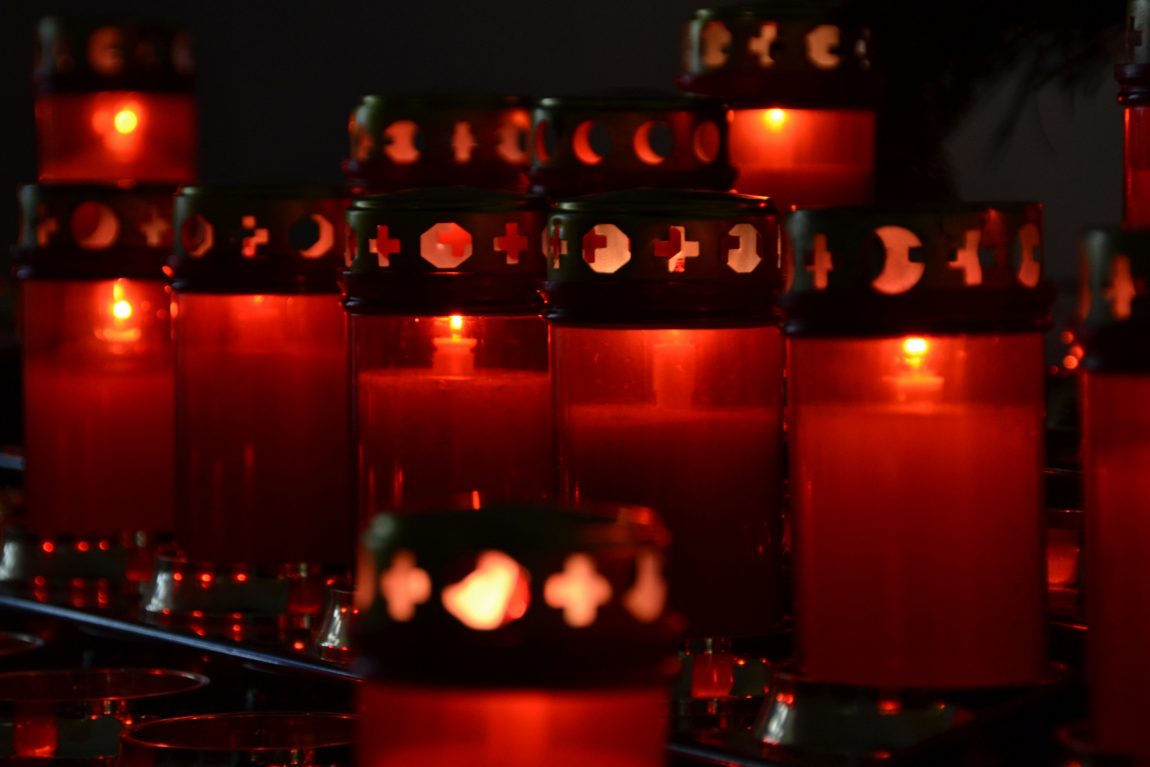 Grave_candles_in_a_church.jpg